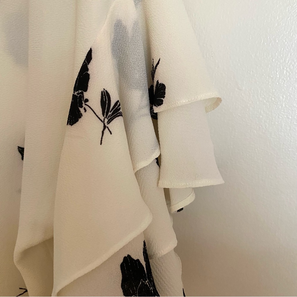 VINCE CAMUTO NWT size L. Floral Ruffle Sleeve Top Black and White - Picture 5 of 6